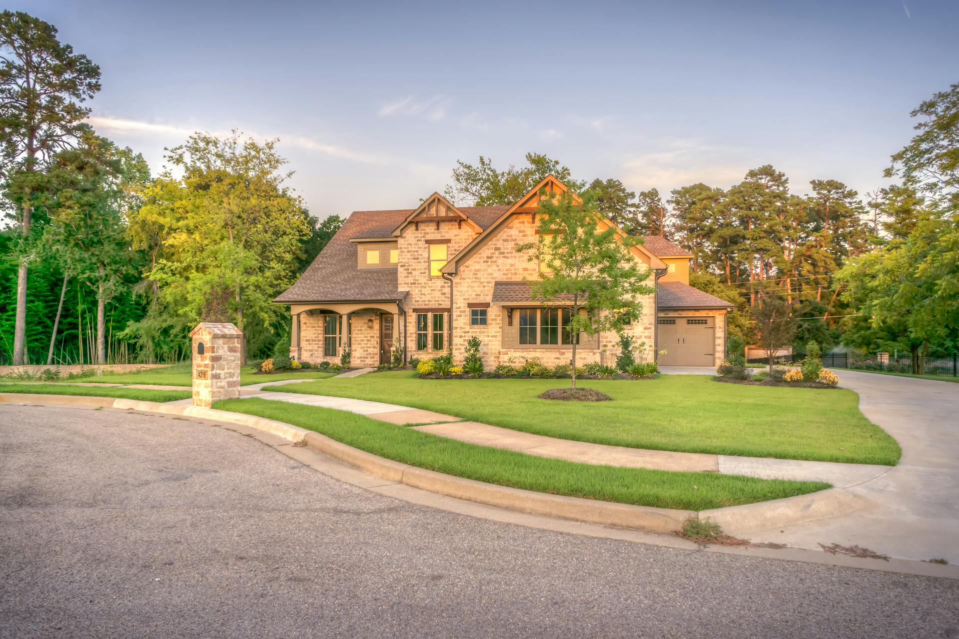 Resin Bonded vs. Resin Bound Driveways: Selecting the Best Solution for Your Needs